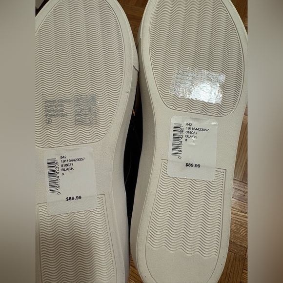 NWT SAKS FIFTH AVENUE sneakers
Black leather with bows
Brand new without box - Picture 7 of 12